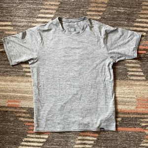 Patagonia men’s small capilene cool daily 50 UPF